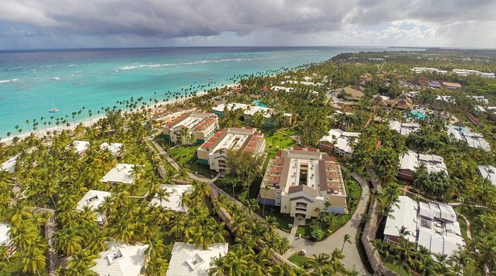Grand Palladium Bavaro Suites Resort & Spa family-friendly all-inclusive resort with expansive pools, water park, and beachfront in Punta Cana.