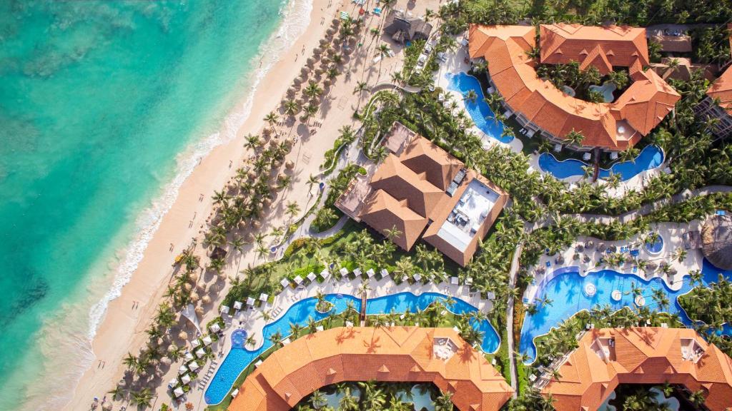 Majestic Elegance Punta Cana luxury all-inclusive resort with expansive pools, beachfront setting, and family-friendly amenities in the Dominican Republic.