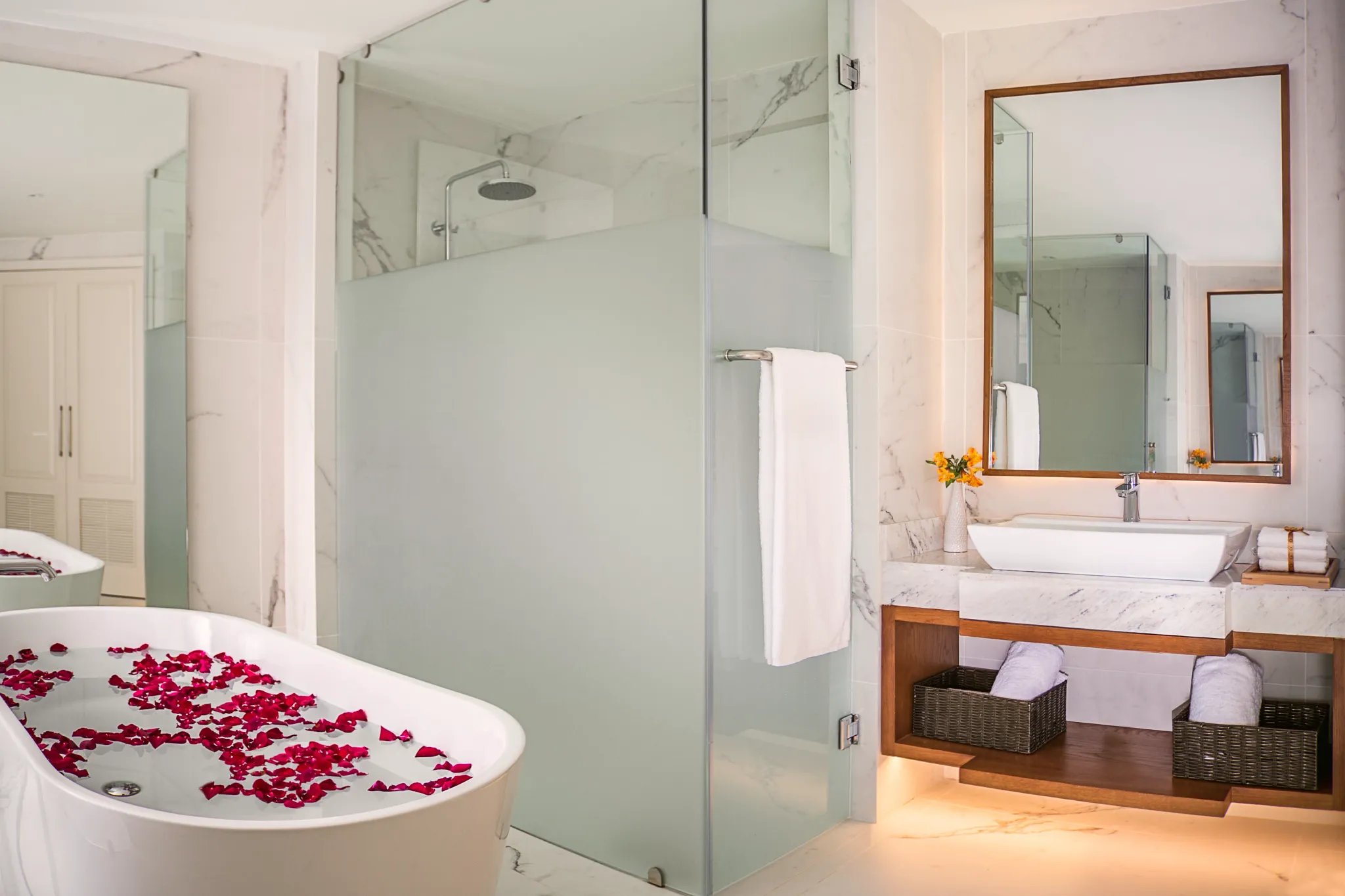 Preferred Club Master Suite Ocean Front bathroom with soaking tub and walk-in shower at Secrets Royal Beach Punta Cana.